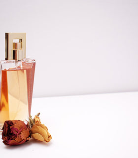 Jaki to zapach piżmowy? Jak pozyskiwane są składniki perfum?