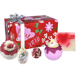 Bomb Cosmetics XOXO zestaw upominkowy do kąpieli 5szt