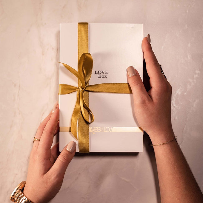 Yes For Lov Love Box zestaw olejek do masażu 30ml + kości do gry erotycznej + żel stymulujący dla kobiet 10g + szarfa satynowa
