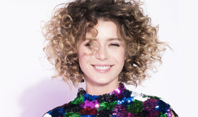 Kręcone włosy - jak dbać i układać