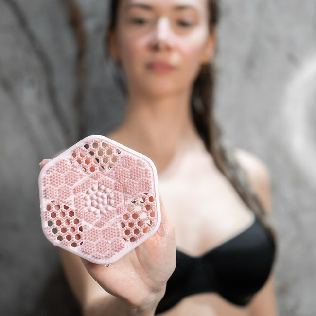 Glov Foam Sculpt Pad 2w1 dysk z rączką do mycia i masażu ciała Pink