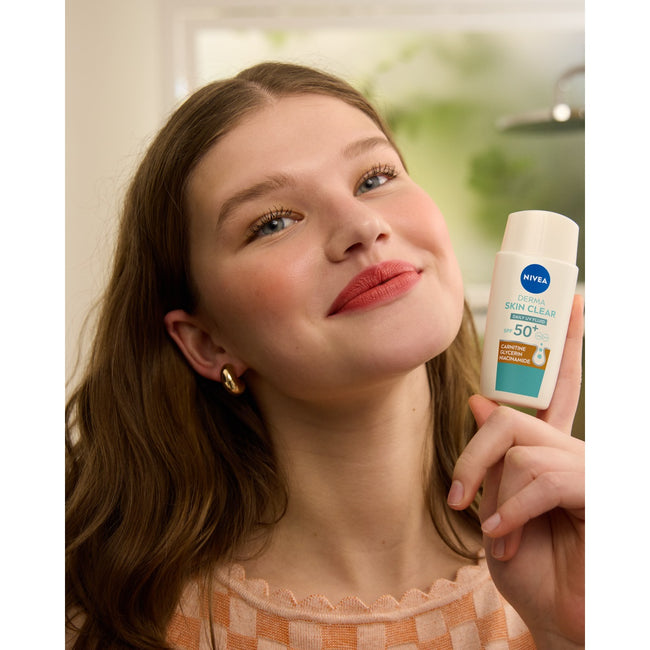 Nivea Derma Skin Clear Daily UV fluid SPF50+ pod makijaż 40ml