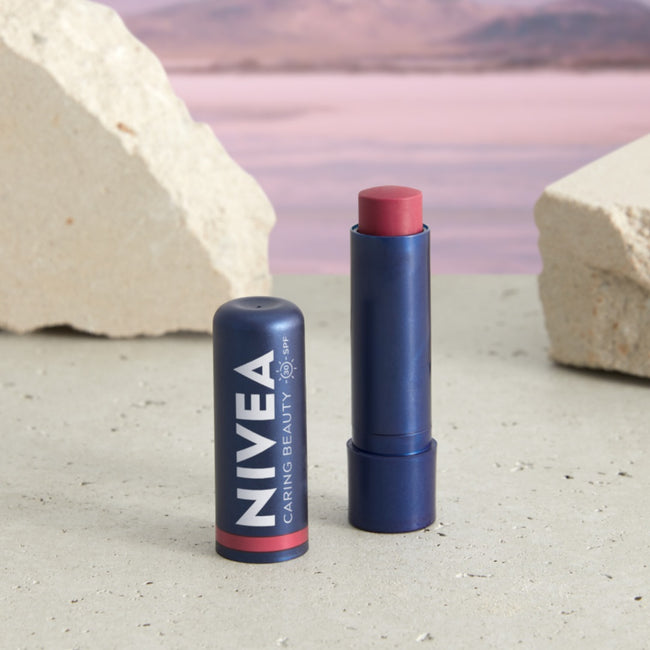 Nivea Caring Beauty pielęgnująca pomadka do ust 3w1 Rose 4.8g