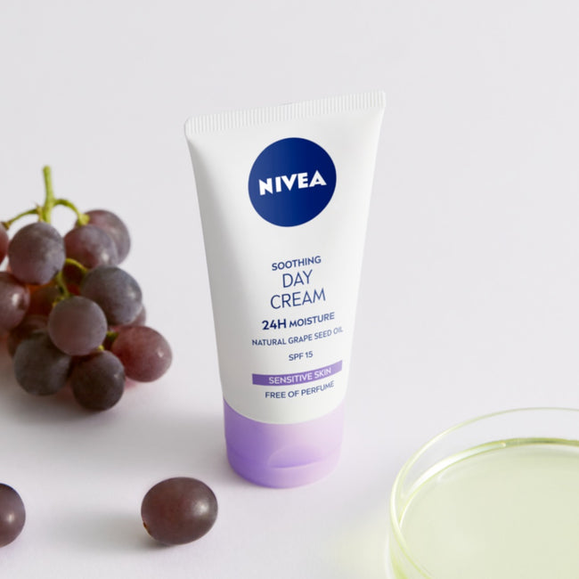 Nivea 24H Nawilżenia kojący krem na dzień SPF15 50ml