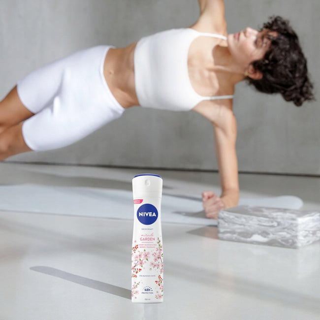 Nivea Miracle Garden antyperspirant w sprayu Kwiat Wiśni i Czerwone Jagody 150ml