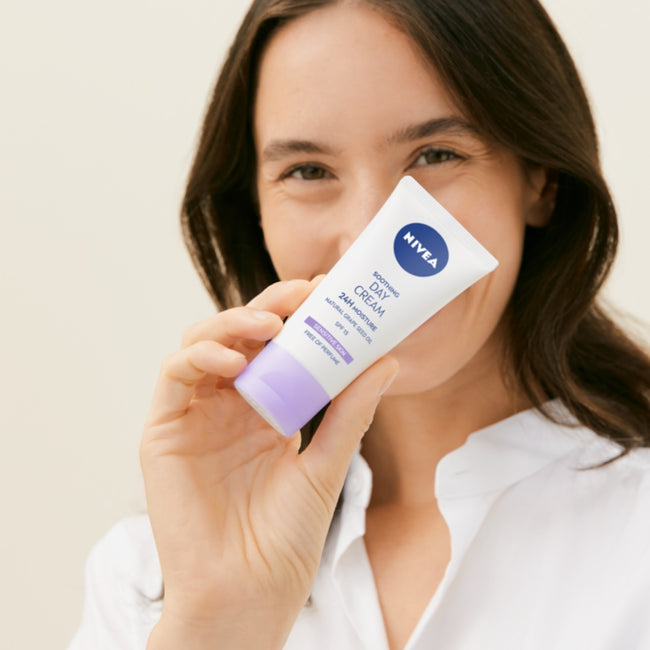 Nivea 24H Nawilżenia kojący krem na dzień SPF15 50ml