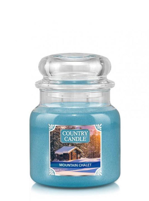 Country Candle Średnia świeca zapachowa z dwoma knotami Mountain Chalet 453g