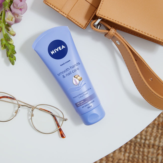 Nivea Beauty Collection zestaw Creme Soft żel pod prysznic 250ml + wygładzający krem do rąk 100ml + Fresh Natural antyperspirant roll-on 50ml + Smooth Sensation wygładzające mleczko do ciała 250ml + kosmetyczka