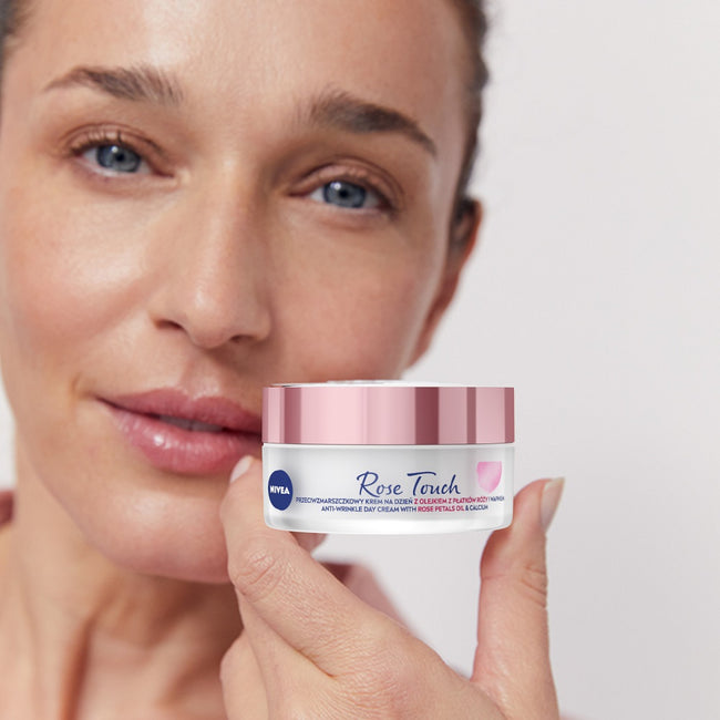 Nivea Rose Elegance zestaw przeciwzmarszczkowy krem na dzień 50ml + przeciwzmarszczkowy krem na noc 50ml + kosmetyczka