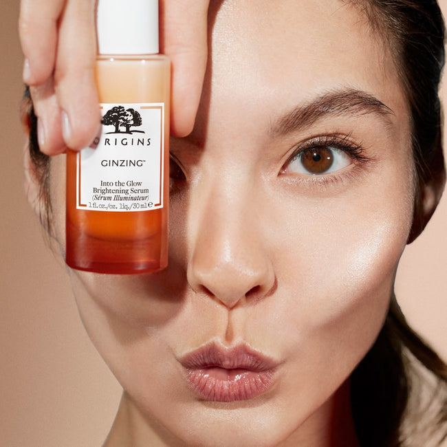 Origins GinZing™ Into the Glow Brightening Serum serum rozświetlające z witaminą C i kwasami AHA i BHA wkład 30ml