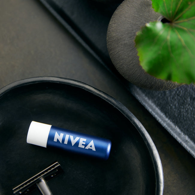 Nivea Men Active pielęgnująca pomadka do ust 4.8g