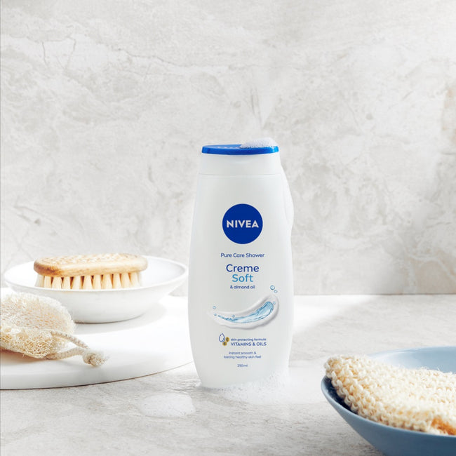 Nivea Beauty Collection zestaw antyperspirant roll-on 50ml + wygładzające mleczko do ciała 250ml + żel pod prysznic 250ml + wygładzający krem do rąk 100ml + kosmetyczka