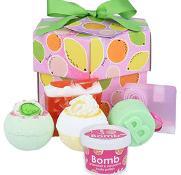 Bomb Cosmetics Fruit Basket Handmade Gift Box zestaw kosmetyków Musująca Kula do kąpieli 2szt + Mydło Glicerynowe 2szt + Mini Scrub 120ml + Żel pod prysznic w kostce 120g