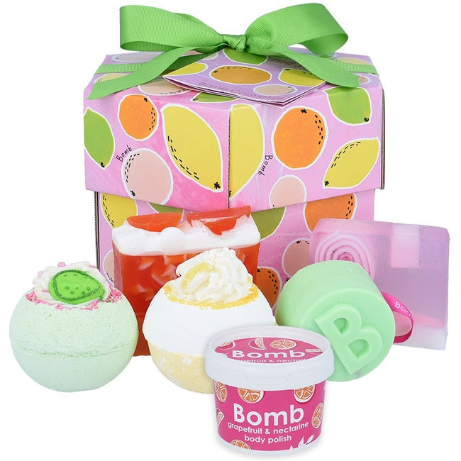 Bomb Cosmetics Fruit Basket Handmade Gift Box zestaw kosmetyków Musująca Kula do kąpieli 2szt + Mydło Glicerynowe 2szt + Mini Scrub 120ml + Żel pod prysznic w kostce 120g